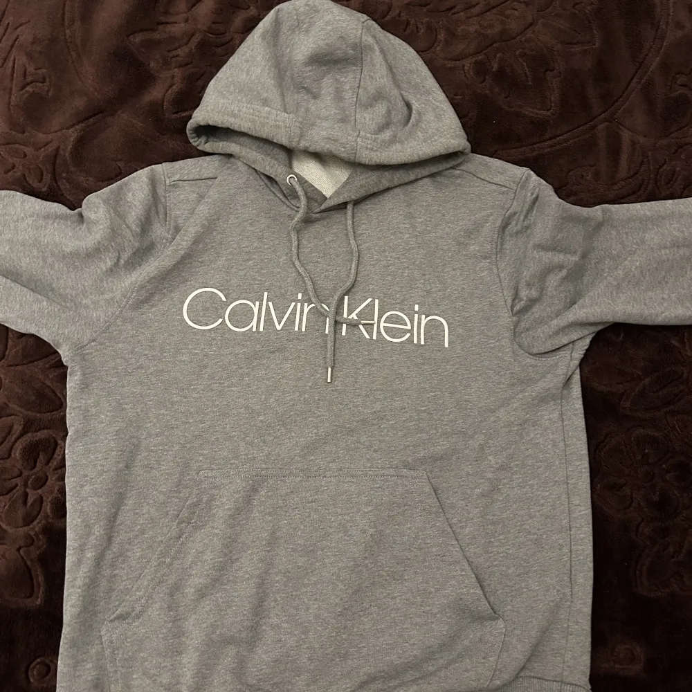 Calvin Klein hoodie i storlek M. Säljer den då jag växt ur den och inte har den till någon användning. Den är som ny utan några skador. . Hoodies.