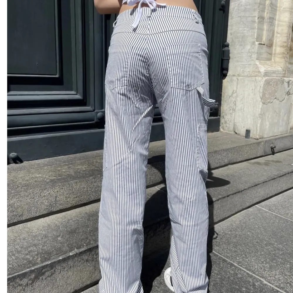 Helt nya byxor från Design by Si, aldrig använda och med prislapp kvar. Sitter perfekt på en M och snyggt oversized på en S💗💗 Kostar 750 kr nya 🥰. Jeans & Byxor.