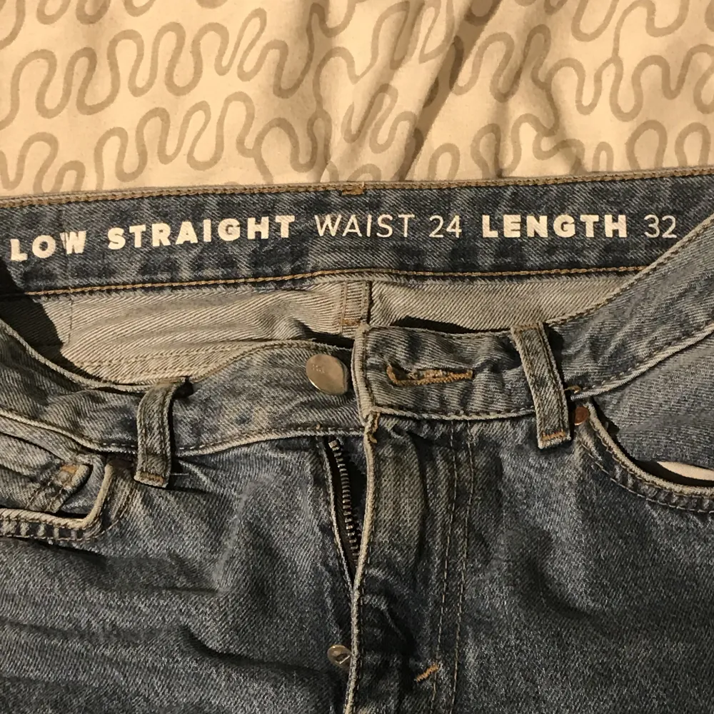Säljer ett par low/midwaste never denim jeans, använt rätt mycket💕 köpta för ca 500kr om jag kommer ihåg rätt. Det är bara att skriva för flera bilder! Tryck inte på köp nu!. Jeans & Byxor.