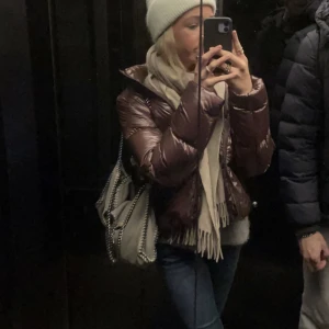 fin Uniqlo jacka!  - Jag hjälper min kompis sälja sin fina uniqlo jacka.  Den e Så fin populär jacka och köpt i december!❤️❤️ Den är i toppskick! Kvittot finns kvar! Kontakta gärna henne via 0736207735 om du vill köpa😇❤️Hon är även öppen för byten!