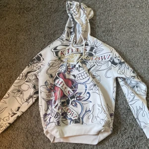 Hoodie  - Sjukt snygg hoodie från really point! Liknar verkligen ed hardy. Finns några små fläckar på tröjan men hittade dom inte när jag skulle ta bild så uppenbarligen syns de inhe så mycket ❤️