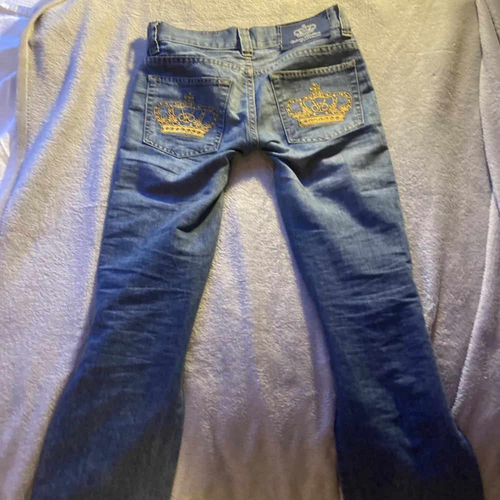 jag säljer dessa lowwaist bootcut Victoria Beckham jeans då jag aldrig använder dem. dragkedjan är lite trög och några diamanter saknas men annars i mycket bra skick. köpte av en annan tjej på plick. priset kan diskuteras men köp direkt för 700. puss❤️. Jeans & Byxor.