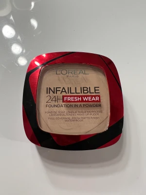 Powder foundation  - Powder foundation från Loreal Paris i färgen 130. Den är använd några gånger men mycket kvar och har gjort rent så gott jag kan. 45kr + frakt 