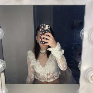 Blus - Denna vackra blusen har tyävrr inte kommit till så stor användning då jag inte haft ett bra tillfälle att använda den. Alltså är skicket på plagget väldigt bra! 💕