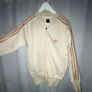 Adidas kofta - As cool adidaskofta, najs färger och i jätte bra skick! 