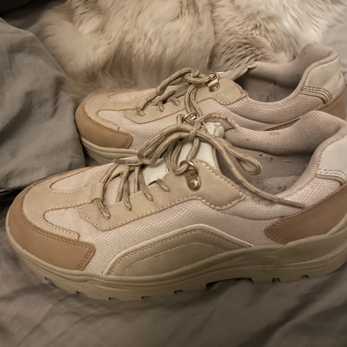 Beige/bruna Sneakers med plattå