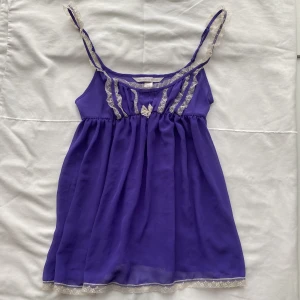 Victorias secret lila klänning/neglige - Vacker Victorias secret milkmaid babydoll mesh lace dress/top/neglige. Mycket eftertraktad, går för runt 600-1000 på depop så går ej ner i pris. Perfekt skick, inga deflekter. Köps via swish eller köp nu 💋