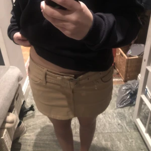 Mini kjol - Supersöt mini kjol med bälte från bershka! Använd men inga synliga märken. Strorlek S. Säljer då den inte är min stil längre!💘💘