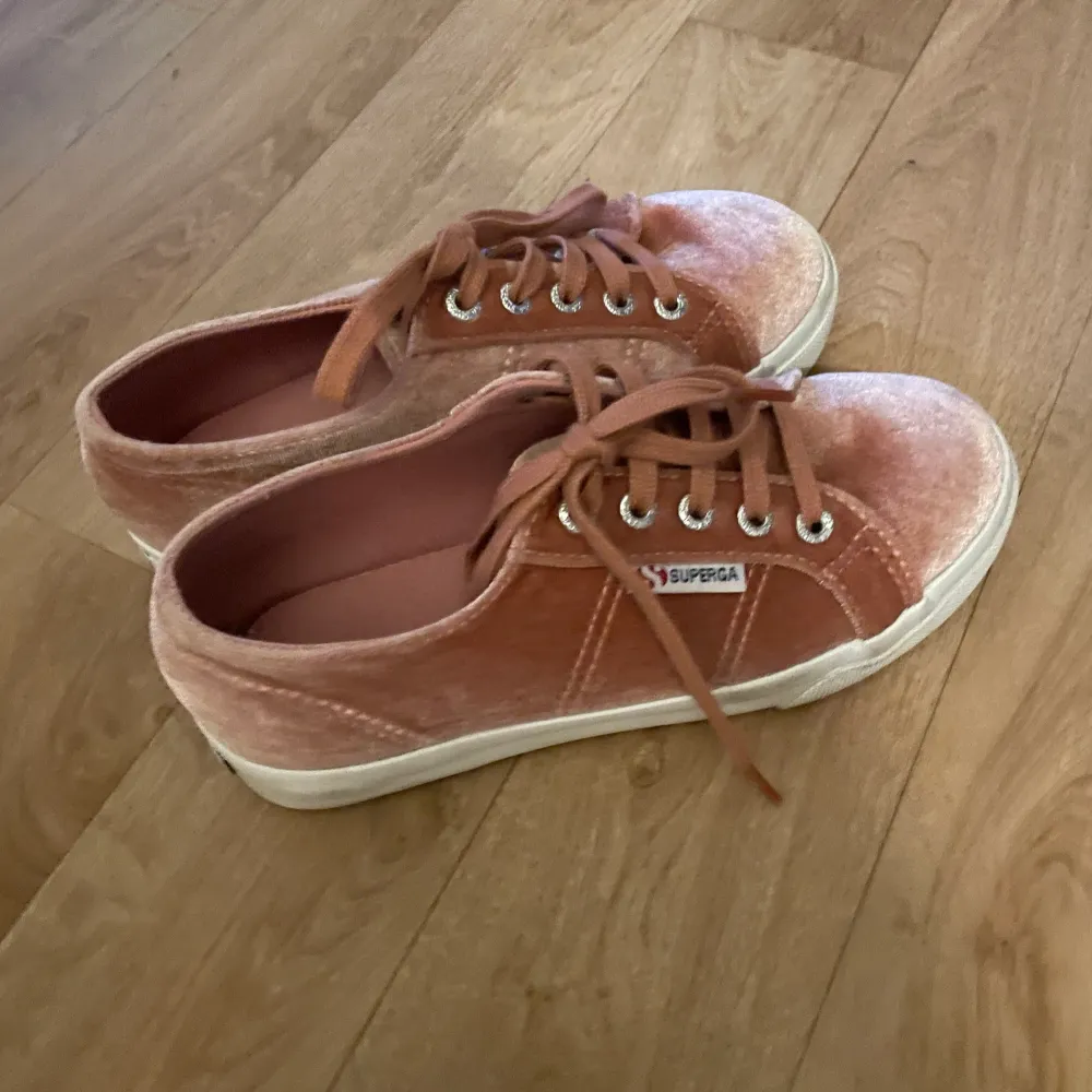 Rosa plysch Superga sneakers stl 35 använd två ggr då dom är för stora. Nypris 1300 kr. Skor.