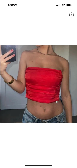 Röd topp - Säljer nu denna fina zaratoppen som aldrig kommit till användning då den satt lite väl tajt på mig ❤️❤️tänk på att frakten är gratis idag!!!
