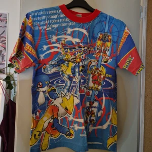 Tshirt - Coolt mönstrad och färgglad tshirt i storlek XL. Tror det är barn xl för den sitter mer som en S/M.