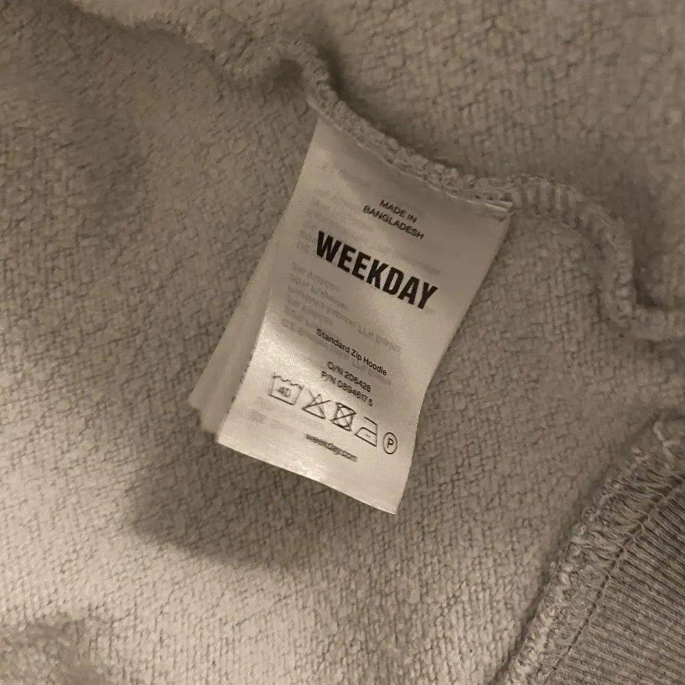 Nice grå ziphood från weekday, tröjan är använd men fortfarande gott skick. Storleken är S men lite liten i storleken. Säljes pga för liten😊. . Hoodies.