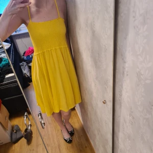 Gul sommarklänning - Gul sommarklänning väldigt tunn och skön men lite stor på mig. Den är oanvänd och är av märke b.young 