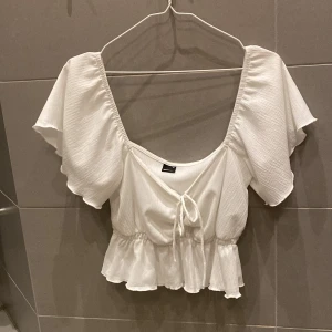 Vit topp  - Så söt topp från. Helt oanvänd. Köpt för ca 350kr.❤️‍🔥storlek M men passar även till större och mindre 
