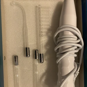 Hårtillväxt - En rolig sak som hjälper stimulera hårtillväxten med hjälp av el och tar bort finnar, rynkor och fina linjer. Använd ett tiotal gånger men ledsnade då jag inte riktigt är en ”beauty guru” 😅. Funkar jättebra.