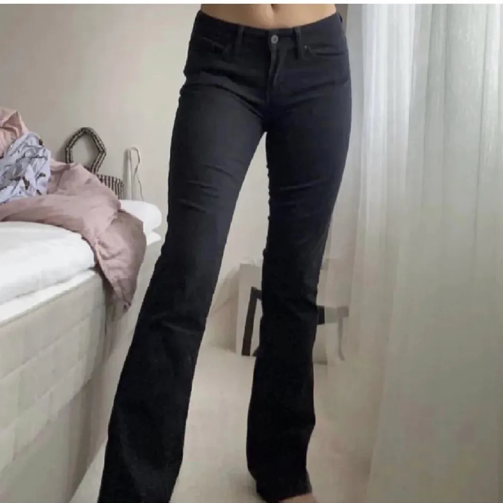 Superfina lowrised bootcut jeans från kapphal i storlek 158/xs/s passar perfekt på någon som är runt 160 cm❤️❤️. Jeans & Byxor.