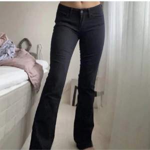Superfina lowrised bootcut jeans från kapphal i storlek 158/xs/s passar perfekt på någon som är runt 160 cm❤️❤️