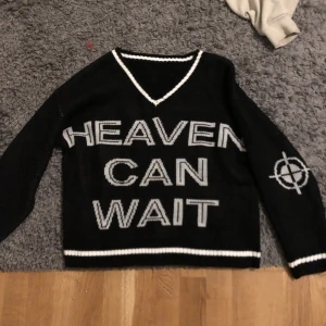 Super fin tröja  - Super fin tröja vet inte vart den kommer ifrån men jätte fin och stickad i st M💓