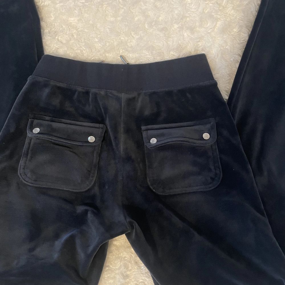Ett par sjukt snygga midwaist mörkblå juicy couture velour byxor med fickor. Älskar dessa men de har blivit för korta för mig som är ca 173 cm😫Nypris=1100kr🙌🏼De är inte alls urtvättade och har inga defekter, Kontakta om du är intresserad💗. Jeans & Byxor.
