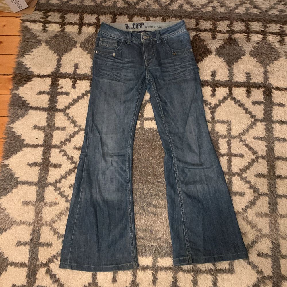 Säljer mina gamla favorit jeans men coola fickor pga att de inte riktigt är min stil längre :((. Passar bra på mig som är 160. 82cm i midjemått och 74 i innerbenet . Jeans & Byxor.