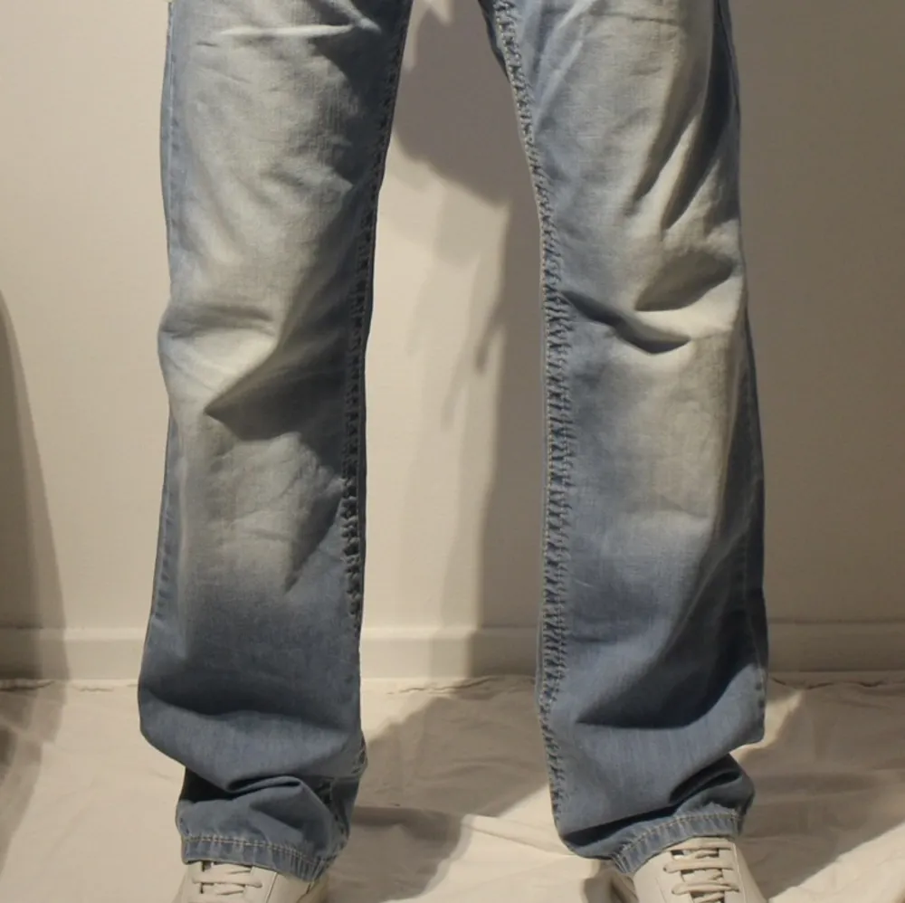 Riktigt feta ljusblåa true religion jeans, nästan nyskick. Storlek 32. Passar till allt, riktigt bra fit. Fler frågor kontakta gärna. Jeans & Byxor.