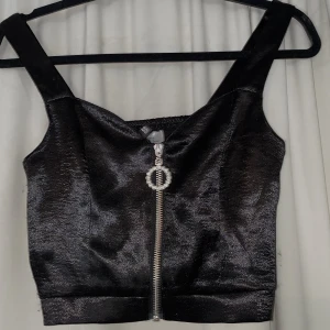 Svart linne - Linne med dragkedja fram, lätt att ta av sig chejjor;) tjusigt blingbling på dragkedjan