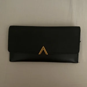  Svarta plånbok  -  Kan sms till denna telefonnummer 0724445485 och fråga mer (ring inte för jag svarar inte på okända nummer)