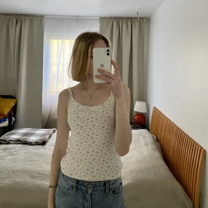 blommigt linne  - supergulligt blommigt linne från brandy melville! sparsamt använd, bra skick 💗