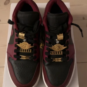 Jordan 1 Low - Jordan 1 Low Dark Beetroot Black Women. Det är 100% äkta och köptes på Footlocker 5 månader sen!. Kvitto/box finns!✅
