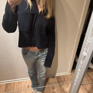 Mörkblå cardigan  - Säljer nu denna mörkblåa cardigan från Åhléns i strl M ❤️‍🔥Den är i ett fint skick och inga synliga defekter 🫶🏼slutsåld i storleken på Åhléns ☺️Ord. pris 499🫶🏼