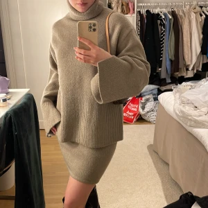 Lojsan Wallin NA-KD sätt - Säljer detta så snygga sättet från lojsan wallins senaste kollektion med NA-KD. Besätlla två storlekar så där av säljer jag det. Kjolen är i storlek XS och tröjan i storlek XXS. Sitter så snyggt! Säljer det för ord. Frakt tillkommer