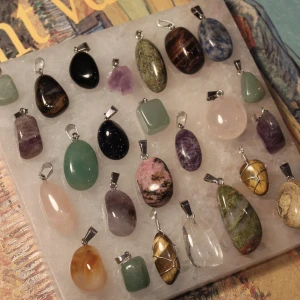 Kristallhängen <3 - Säljer dessa jättefina hängena i kristall! 🥰 pris skiljer mellan 39-59kr/st, band till hänget +15kr, frakt 15kr 🫶 fri frakt vid köp av 3+ stycken 🙌 se tillgänglighet på bild 2&3. betalning sker via swish <3 samfraktar gärna vid köp från olika annonser :)