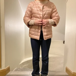 Herno jacka - Säljer min ursnygga och populära Herno jacka i puderrosa. Aldrig använd förutom på bilden då jag vill köpa en annan.  Storleken är 48 vilket översätts till ungefär EU 38 vilket passar mig perfekt som 36-38💕 kolla min andra ad på min svarta Herno jacka😍😍