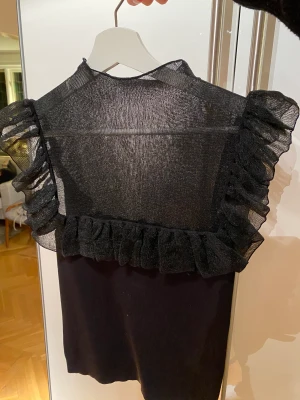 Zara topp - Superfin topp från zara som tyvärr inte kommer till lika mycket användning längre. Den är slutsåld och populär. Skriv för fler bilder🤩 Pris kan diskuteras!!