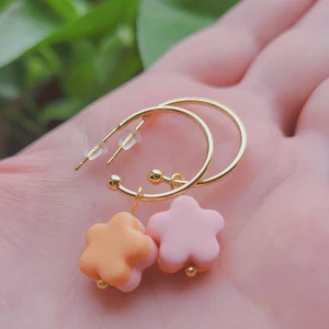 Handgjorda örhängen, sterlingsilver hoops - Handgjorda örhängen i polymerlera med 14k guldpläterade sterlingsilver hoops. Ljus rosa och orange.   Skickas med poleringsduk. 