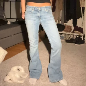 Ljusblå lågmidjade jeans - Jättefina lågmidjade jeans!!👍🏼🙌🏼