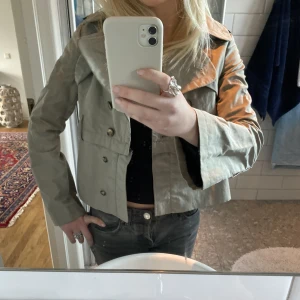 Vårjacka - Så himla fin begagnad jacka! Köptes för 900kr men säljer nu för 500kr. Nyskick