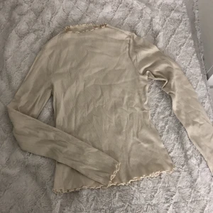 Tröja från monki - Säljer nu denna jättefina tröjan från monki. Änvänd endast en gång. Köpt för 300. Säljer pga den inte kommer till användning och jag tycker inte att jag passar i den. Jättefin beige färg. Kan sänka priset vif snabb affär. Hör gärna av er vid intresse🥰