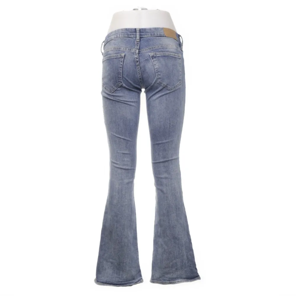 säljer de perfekta lågmidjade jeansen!!⚡️⚡️skriv om du vill köpa 🙏. Jeans & Byxor.