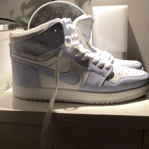 Jorden dupe från Turkiet  - Fake air Jordan sneakers. Dock ser de nästan äkta ut, har du en lång byxa över så kommer man inte se att de är fake. Aldrig använda. Väldigt bekväma och bra kvalite!💕