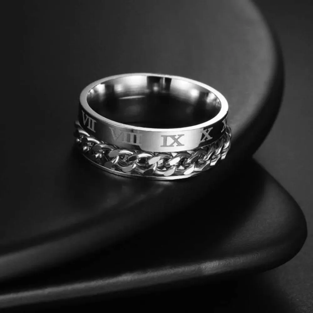 ❤️Detta ringen är i silver och rostfritt stål. Kedjan på ringen går också att snurra på. OPS! finns också i färgen svart  Storlek: 1.9 diamanter. Accessoarer.