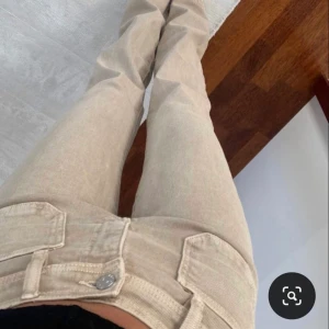 Jeans - Jätteeftertraktade jeans ifrån zalando! Passar superbra på mig som bär 36 annars<3 lite för långa för mig dock (163cm) o lite stora i midjan men annars perfekta! Säljer vidare då de är för långa <3 nyskick (lånad bild, kan skicka egna privat) 