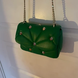 Zara väska nitar  - Fin väska från zara med nitar som knappt är använd 