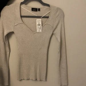 Glittrig tröja  - Helt ny tröja från Kappahl, aldrig använd. Jätte fin till nyår ,materialet på tröjan är lite glittrig.