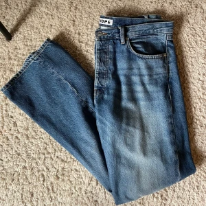Hope rush denim jeans - Hope rush denim i färgen blå, bra skick men en liten flaw på gylfen ena knappen har lossnat lite från stiching men inget man ser General wear