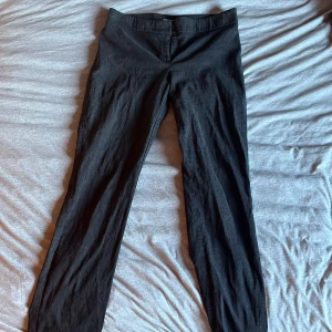 Lindex lågmidjade byxor - Lågmidjade ”kostymbyxor” från Lindex. Bra skick, vet ej nypris! Blir lösa från ca knät och neråt, sitter jättefint! Skriv för mått elelr bild på💕 Köparen står för frakten!