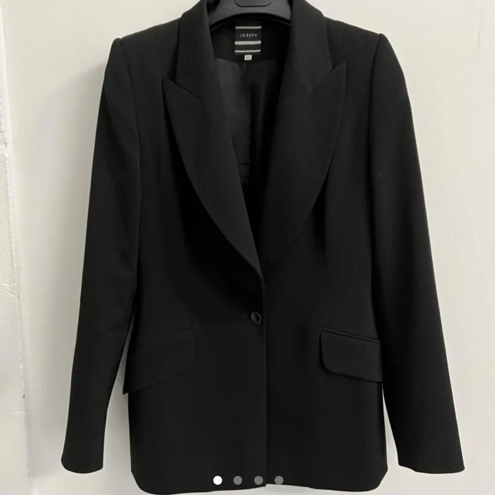 Joseph blazer, had some alterations done to make it more fitted on the waist. swipe to see how it looks on. I’m normally wearing size M, fits perfectly.   Can’t remember the price I’ve purchased it for but approximately: 575£ - selling for ONLY 500 KR . Kostymer.