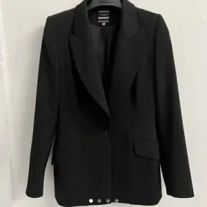Joseph blazer, had some alterations done to make it more fitted on the waist. swipe to see how it looks on. I’m normally wearing size M, fits perfectly.   Can’t remember the price I’ve purchased it for but approximately: 575£ - selling for ONLY 500 KR 
