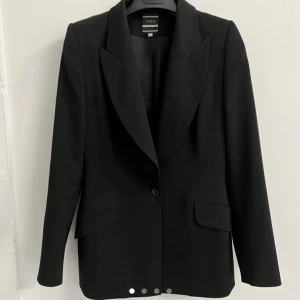 JOSEPH BLAZER/KAVAJ SIZE M - 500 KR  - Joseph blazer, had some alterations done to make it more fitted on the waist. swipe to see how it looks on. I’m normally wearing size M, fits perfectly.   Can’t remember the price I’ve purchased it for but approximately: 575£ - selling for ONLY 500 KR 