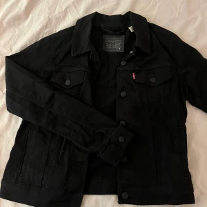 Levis jeansjacka - Svart jeansjacka från levis säljes då den inte kommer till användning, bra skick. Köparen står för frakten💞